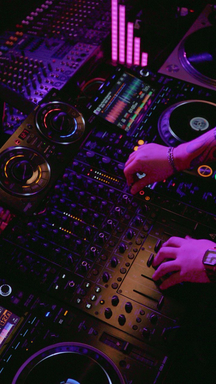 Bandeja de vinilo y CDJs en la cabina