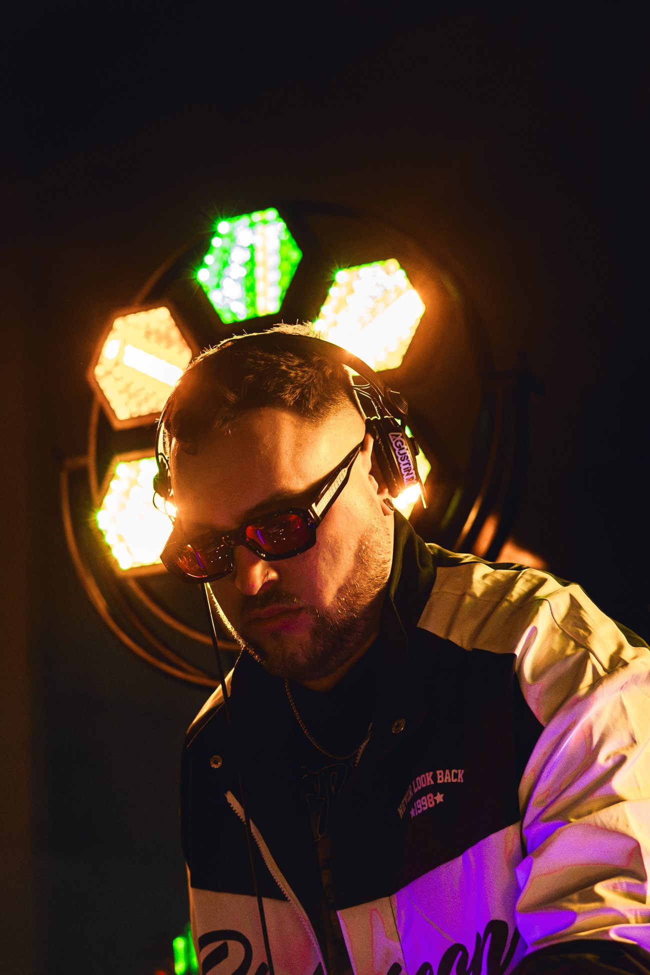 Agustín Rose con luces hexagonales de fondo